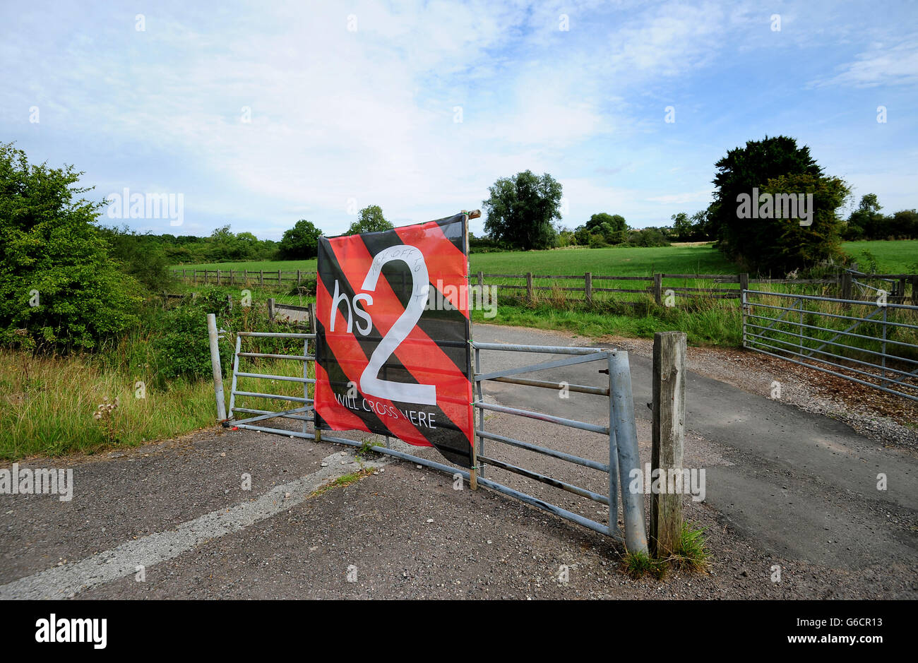 Vue générale d'un panneau HS2 à Austrey, Warwickshire. High Speed 2 est un réseau ferroviaire proposé reliant Londres, Midlands et le nord de l'Angleterre. Banque D'Images