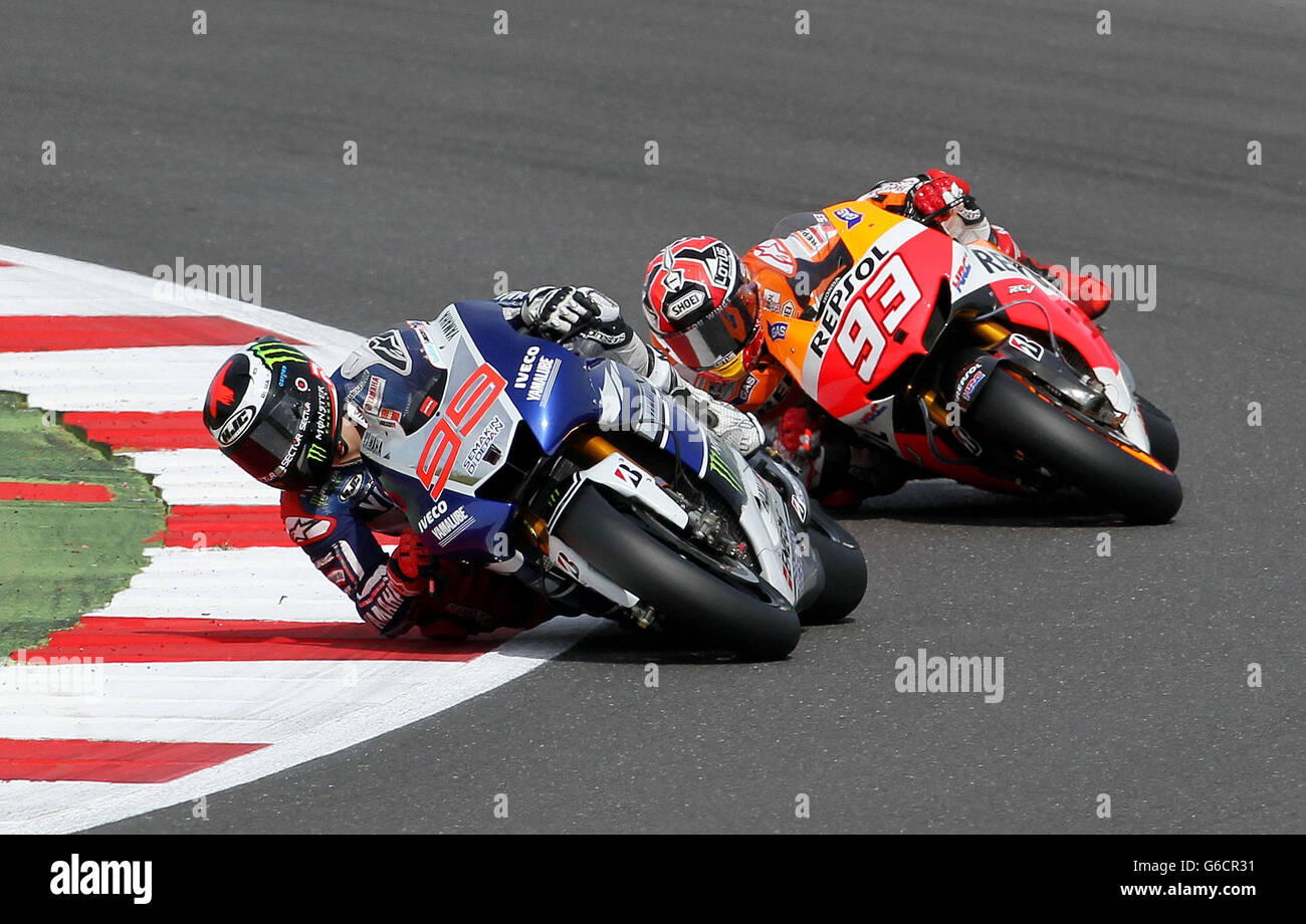 Motor Racing - moto GP Hertz Grand Prix britannique - course - Silverstone.Jorge Lorenzo de Yamaha dirige le pilote Repsol Honda Marc Marquez lors du Grand Prix britannique Hertz de moto GP à Silverstone, dans le Northamptonshire. Banque D'Images