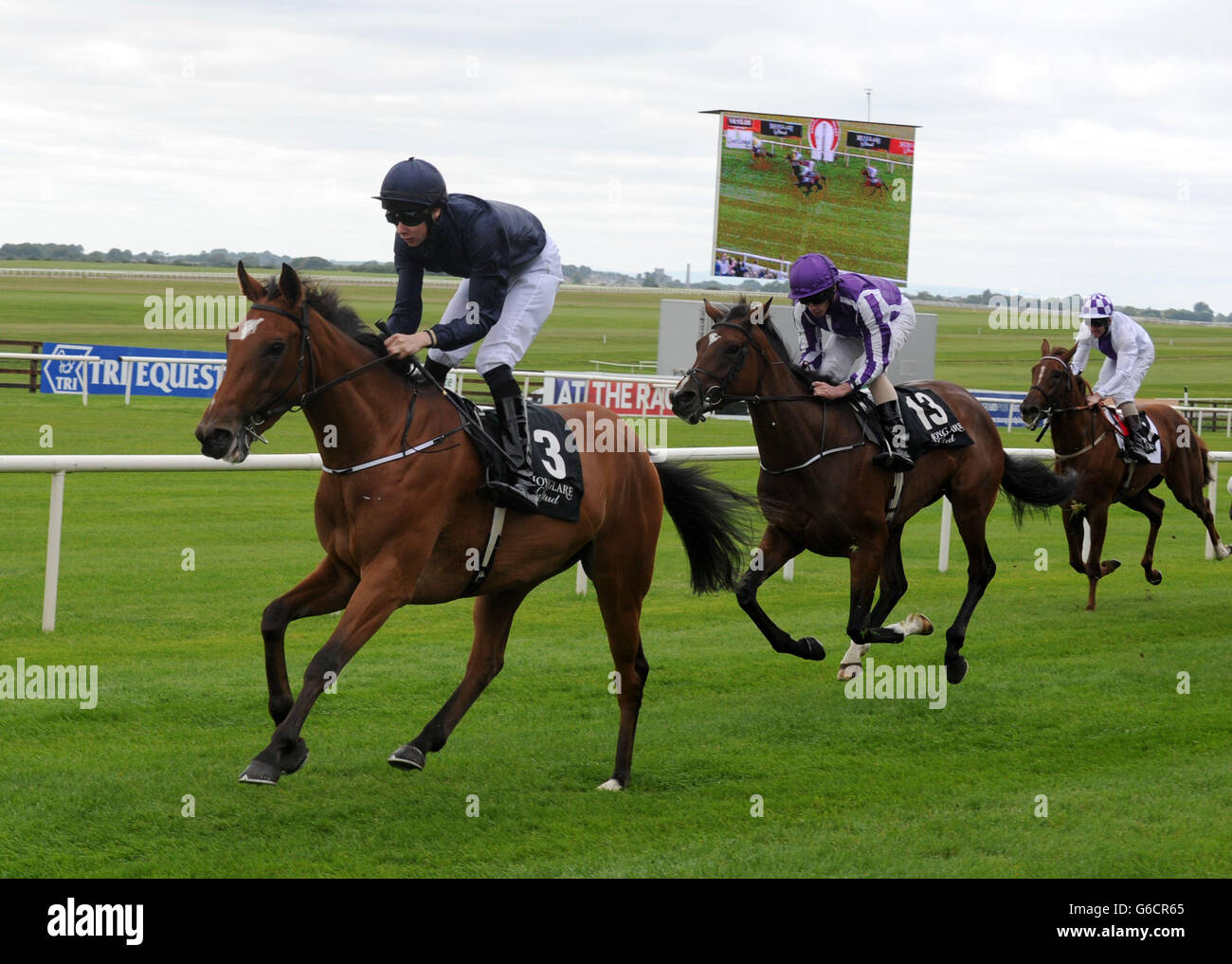 Éblouissant, criblé par Joseph O'Brien, remporte la victoire dans le Sapphire European Breeders Fund, Fillies Maiden, lors de la journée des piquets de Moyantireflet au champ de courses de Curragh, Co Kildare, Irlande. Banque D'Images