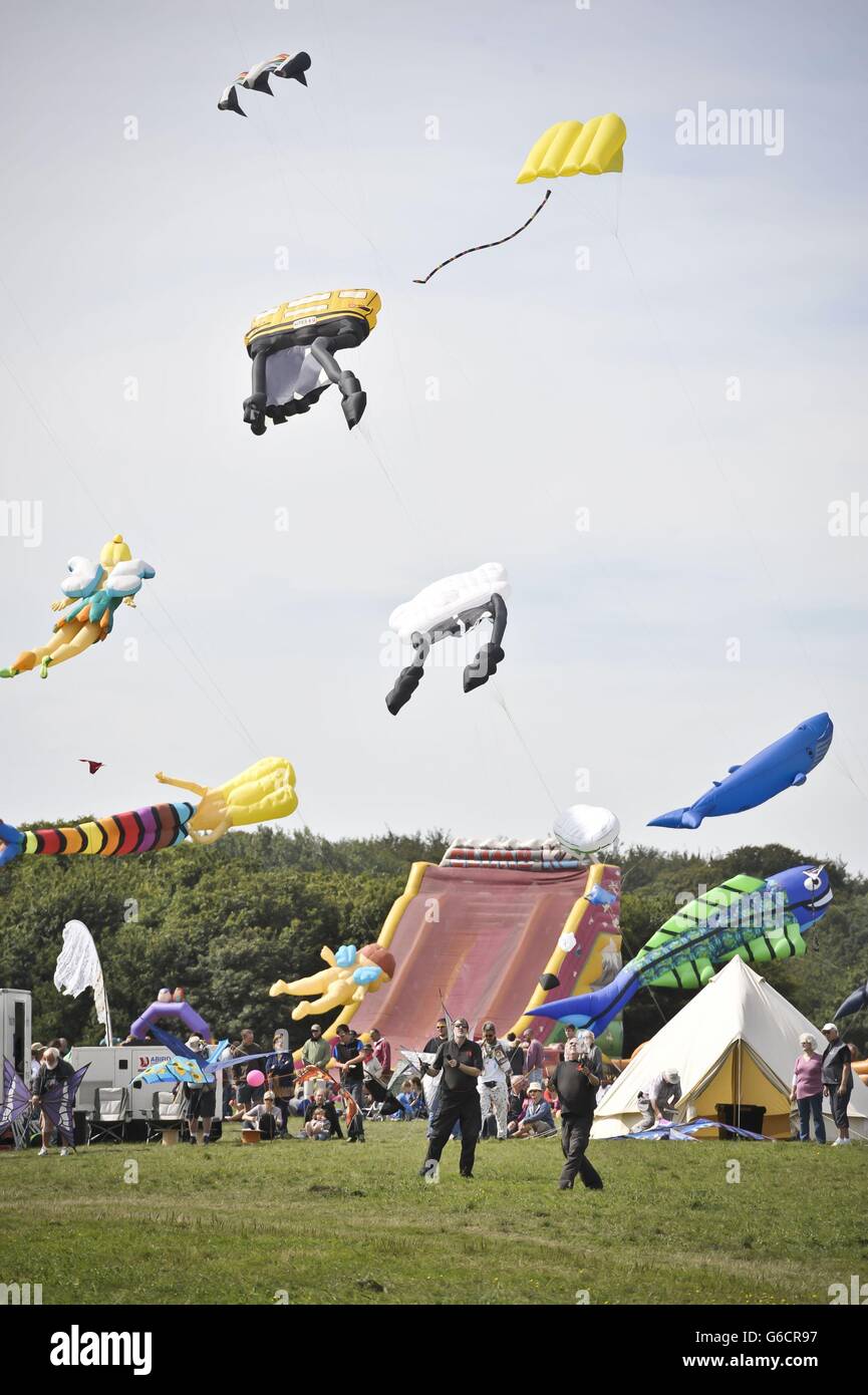 les plus grands événements de cerf-volant et des équipes et des cerfs-volants de toutes nationalités assistent au festival de deux jours. Banque D'Images