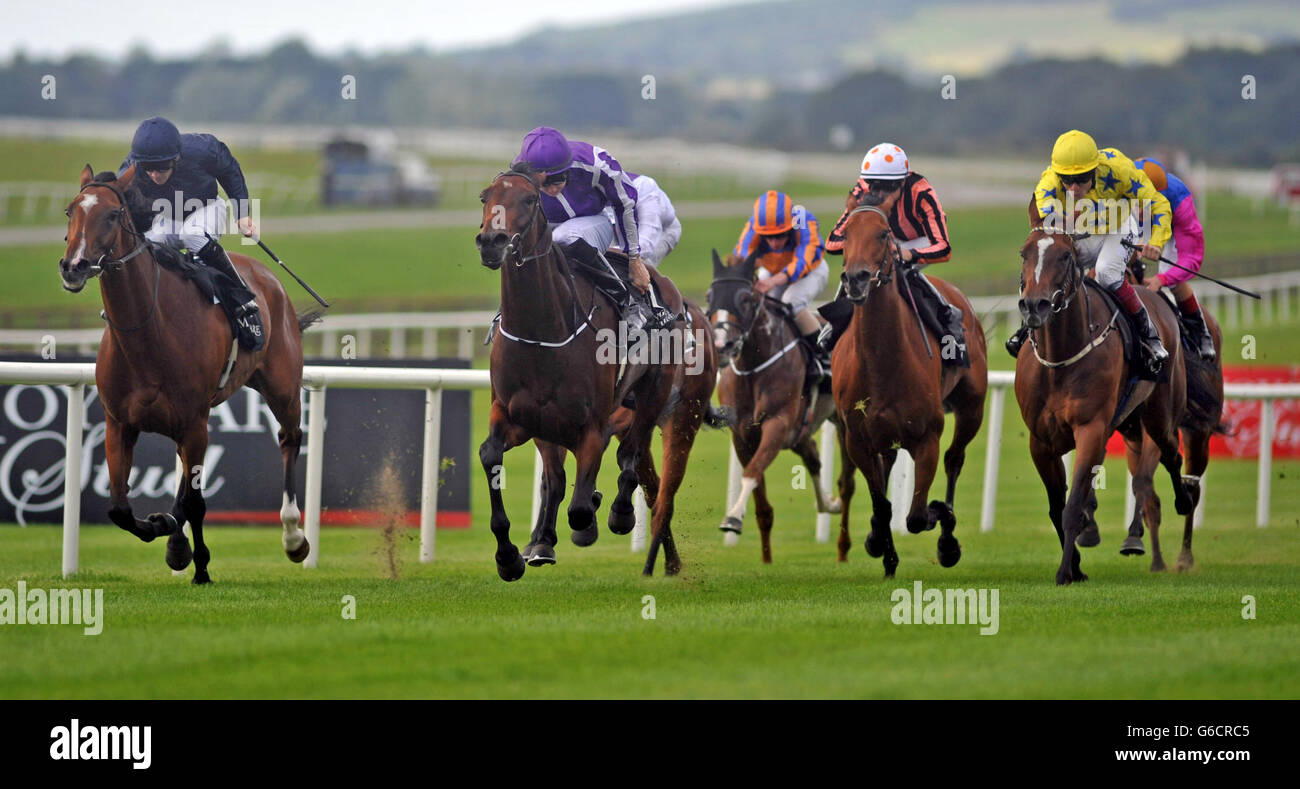 Say, monté par Joseph O'Brien (deuxième à gauche), remporte les Dance Design Stakes lors de la Journée des piquets de Moyantireflet au Curragh Racecourse, Co Kildare, Irlande. Banque D'Images