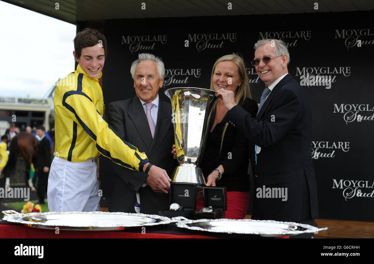 Jockey James Doyle (à gauche) après avoir porté Rizeena à la victoire dans les piquets de Moyantireflet pendant la journée des piquets de Moyantireflet à l'hippodrome de Curragh, Co Kildare, Irlande. Banque D'Images