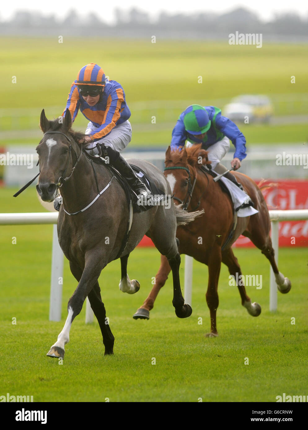Le Jockey Joseph O'Brien fait passer la chanson de la victoire à la victoire dans la jeune fille non accompagnée pendant la journée des piquets de Moyantireflet au Curragh Racecourse, Co Kildare, Irlande. Banque D'Images