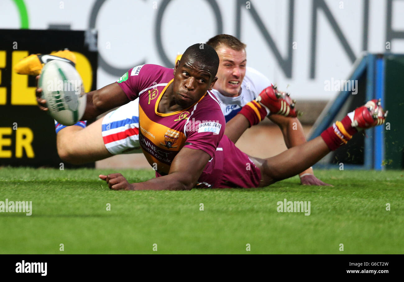 Rugby League - Super League - Huddersfield Giants / Wakefield Wildcats - John Smith's Stadium.Huddersfield Giants Leroy Cudjoe et Wakefield Wildcats Lee Smith lors du match de Super League au stade John Smith, Huddersfield. Banque D'Images