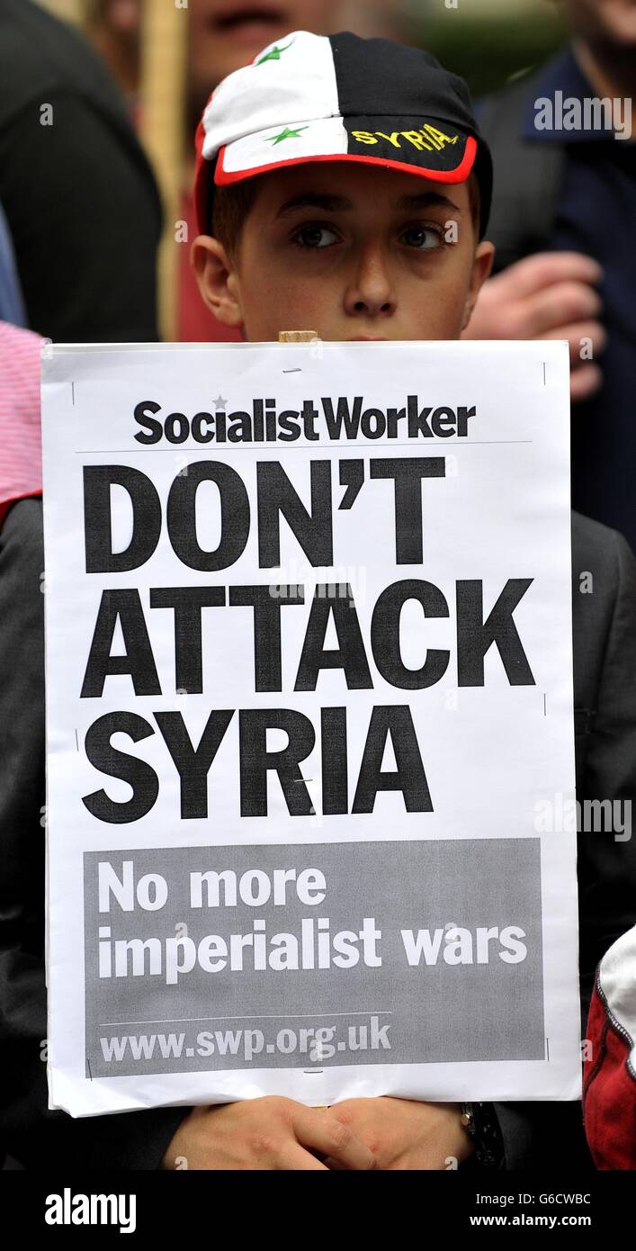 Arrêtez les manifestants de la coalition de guerre lors d'une manifestation contre une intervention occidentale en Syrie à l'extérieur de l'ambassade américaine de Grosvenor Square, dans le centre de Londres. Banque D'Images