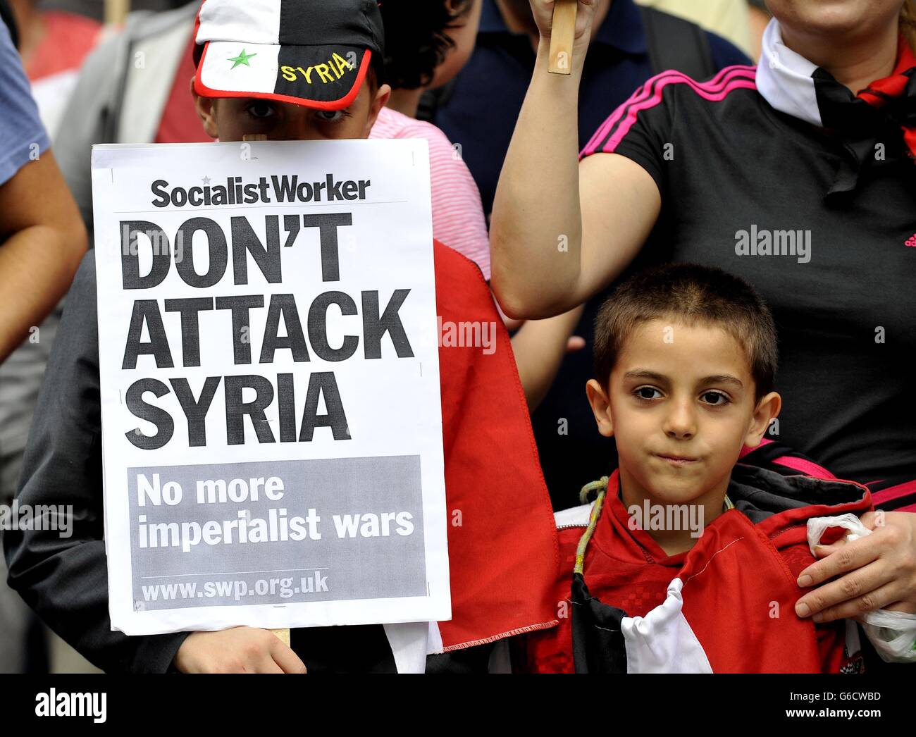 Arrêtez les manifestants de la coalition de guerre lors d'une manifestation contre une intervention occidentale en Syrie à l'extérieur de l'ambassade américaine de Grosvenor Square, dans le centre de Londres. Banque D'Images