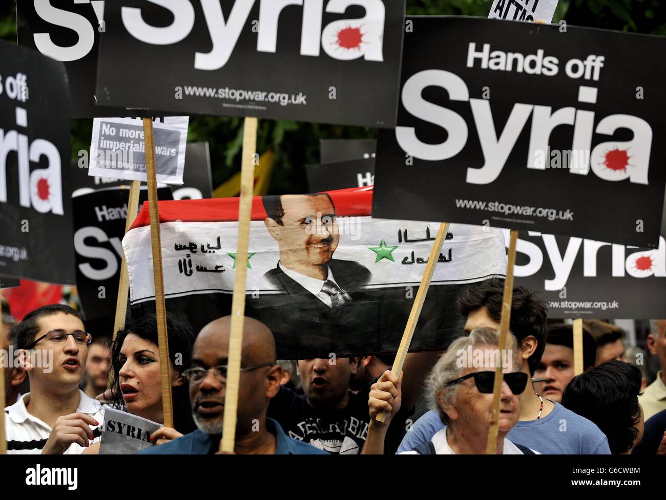 Arrêtez les manifestants de la coalition de guerre lors d'une manifestation contre une intervention occidentale en Syrie à l'extérieur de l'ambassade américaine de Grosvenor Square, dans le centre de Londres. Banque D'Images