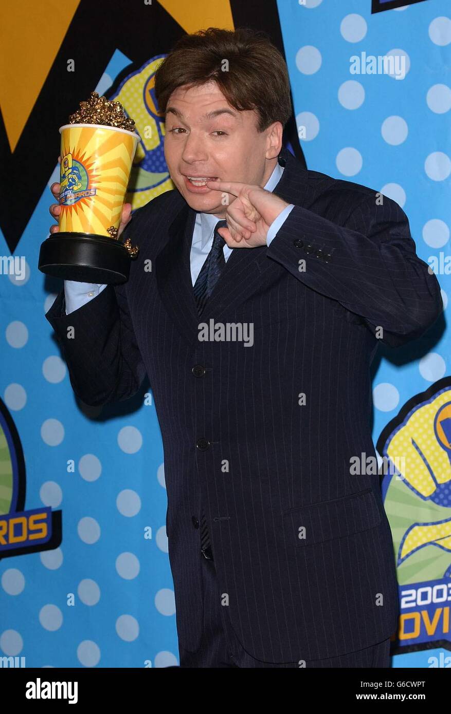 Acteur Mike Myers avec le prix de la meilleure performance comedic pour Austin Powers dans Goldmember, pendant les MTV Movie Awards au Shrine Auditorium, Los Angeles. Banque D'Images