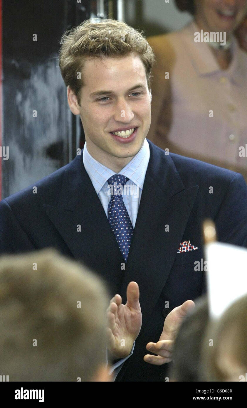 Le Prince William parle aux wellwishers alors que lui et son père, le Prince Charles, arrivent à la gare de Bangor, pour une visite au pays de Galles à l'approche de son 21e anniversaire.* deux jours avant l'âge, William et son père visitaient la foire alimentaire d'Anglesey dans le nord du pays de Galles et Newport action for Single Homeless (NASH) dans le sud du pays de Galles. Banque D'Images