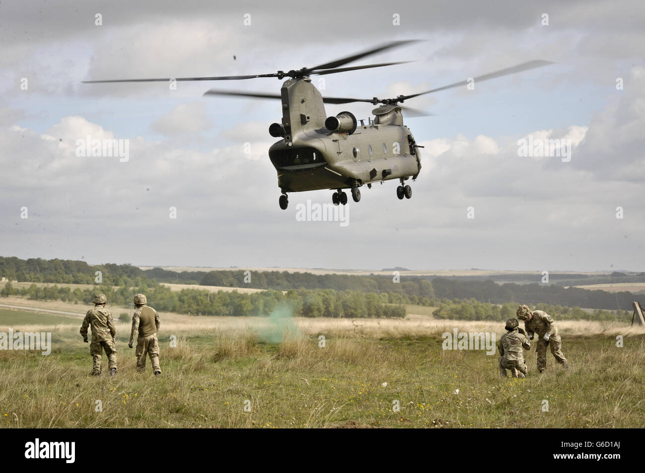 Un hélicoptère Chinook vole bas après avoir déposé un canon 105 sur le terrain d'entraînement militaire de la plaine de Salisbury dans le Wiltshire, alors que la 7e Brigade blindée se prépare à se déployer en Afghanistan dans le cadre de l'opération HERRICK 19. Banque D'Images