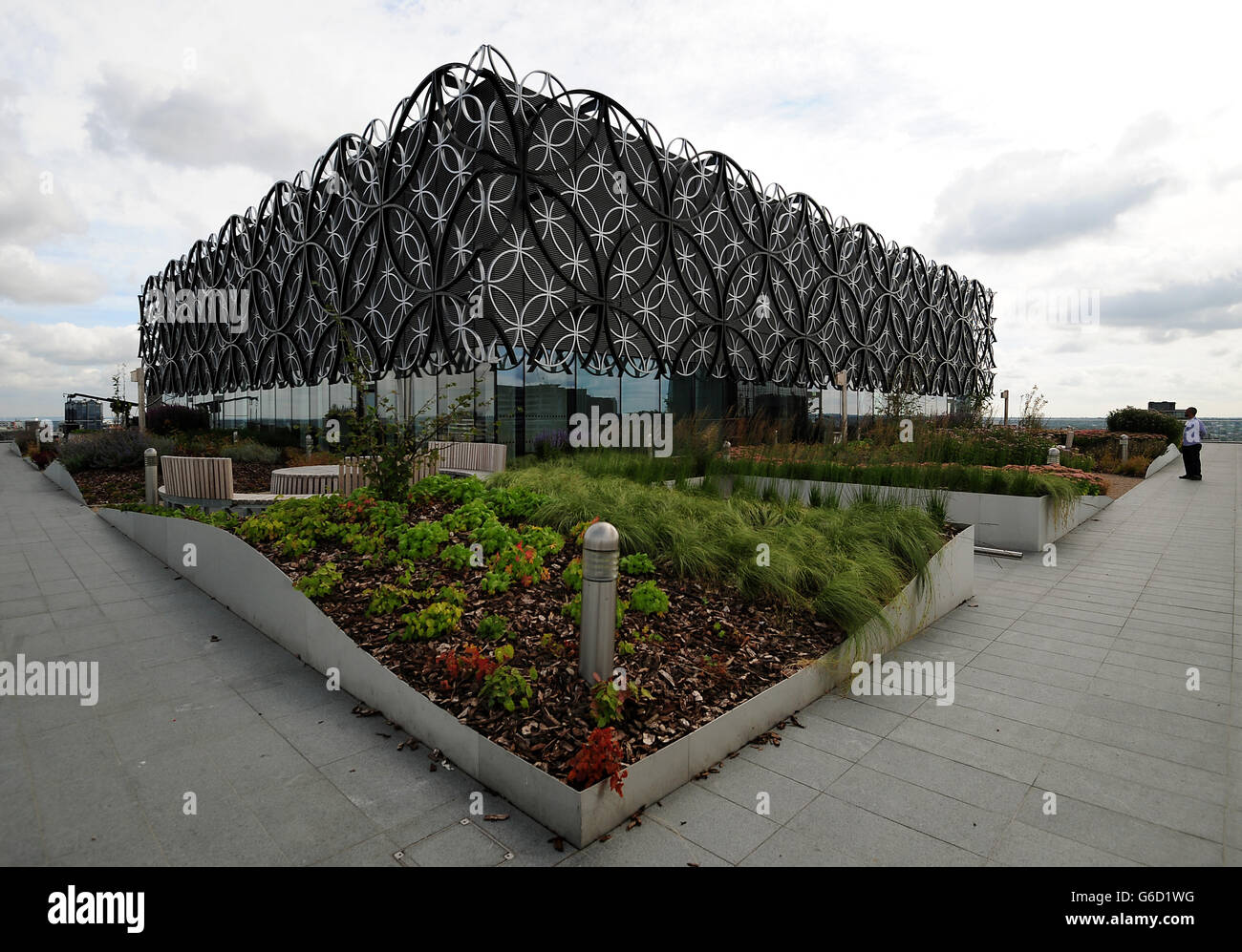 Vue générale sur la terrasse secrète du jardin à la Bibliothèque de Birmingham, Birmingham conçu par la firme d'architecture Mecanoo. Banque D'Images