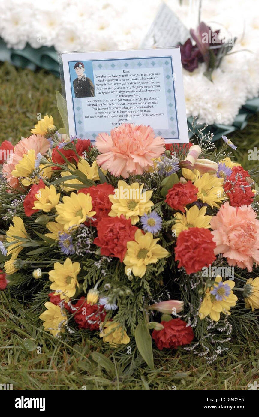 Un hommage floral est laissé aux funérailles du Soldat Andrew Kelly, 18 ans, de Tavistock, Devon - le plus jeune soldat britannique à mourir en servant dans le golfe - à l'église St Mary et St Julian dans le village de Maker, près de Torpoint, en Cornouailles. * le soldat Kelly, membre du 3e Bataillon du Régiment de parachutistes, a été tué lors d'un accident de tir à Bassorah, dans le sud de l'Irak, le 6 mai. Banque D'Images