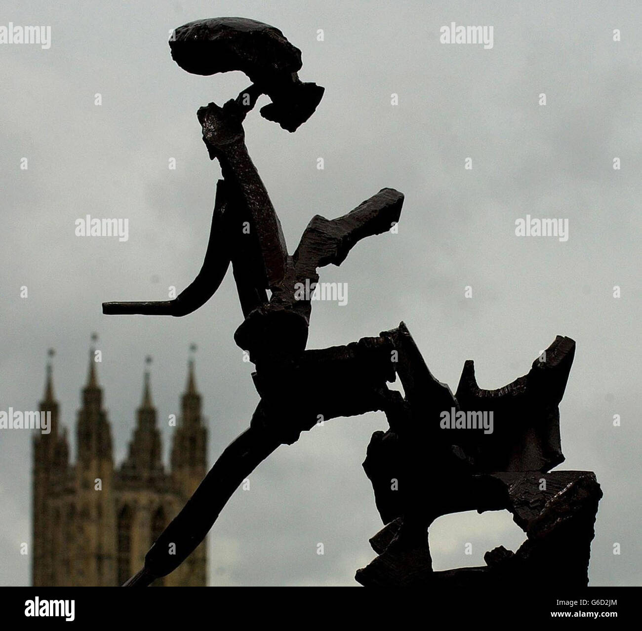 Une sculpture de Robert Persey donne sur les gratte-ciel de Canterbury, avec le sommet de la cathédrale de la ville à l'arrière-plan. La sculpture fait partie du festival BLOK, qui transforme la ville de Kent en une grande galerie d'art européenne pour les 100 prochains jours. * il présentera 50 œuvres spectaculaires à grande échelle par des artistes internationaux. Banque D'Images