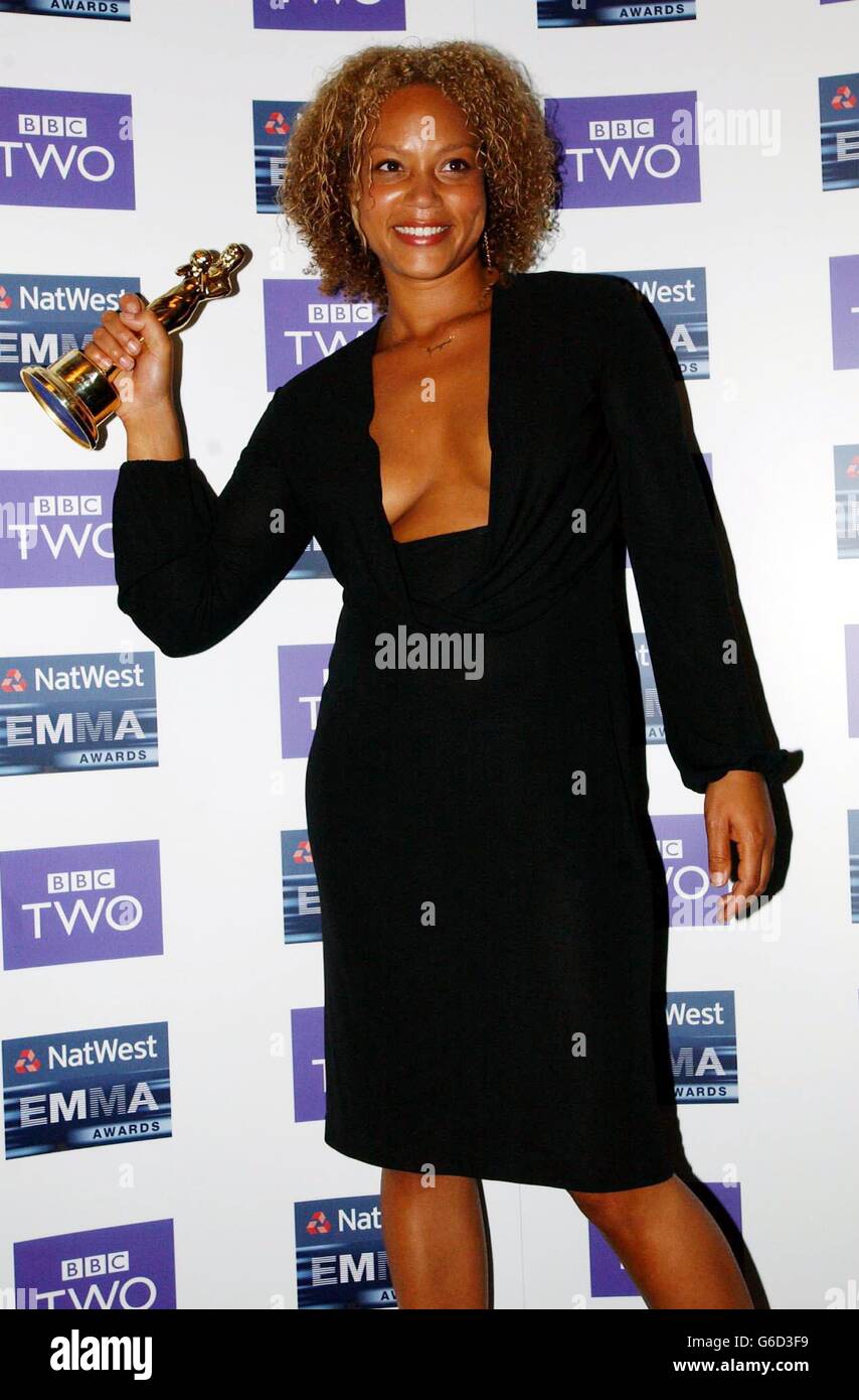 L'actrice Angela Griffin avec son prix de la meilleure actrice de télévision (pour Babypaather) aux prix NatWest EMMA (Ethnic Multicultural Media Academy) 2003, qui ont eu lieu au Grosvenor House Hotel sur Park Lane, dans le centre de Londres. Banque D'Images