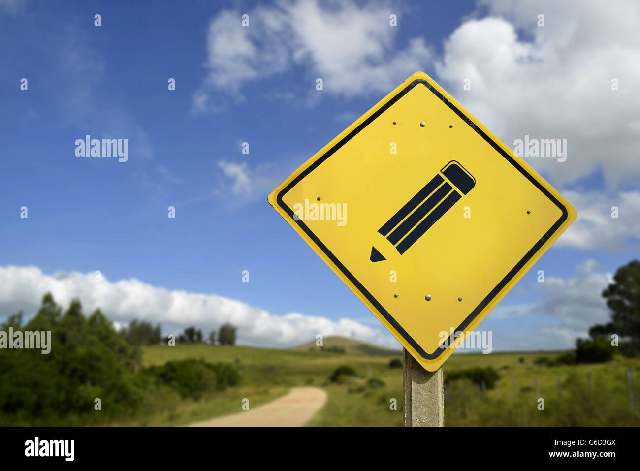 Écrivez votre propre histoire concept, chemin vers le succès et la créativité. Panneau routier avec l'icône de crayon sur l'environnement naturel Banque D'Images