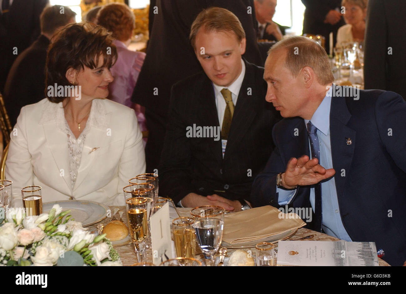 L'épouse du Premier ministre britannique, Cherie Blair (à gauche), s'entretient avec le président russe Vladimir Poutine (à droite) lors d'un déjeuner au Palais de Catherine la Grande à Saint-Pétersbourg, en Russie, où d'autres dirigeants du monde étaient également présents. Banque D'Images