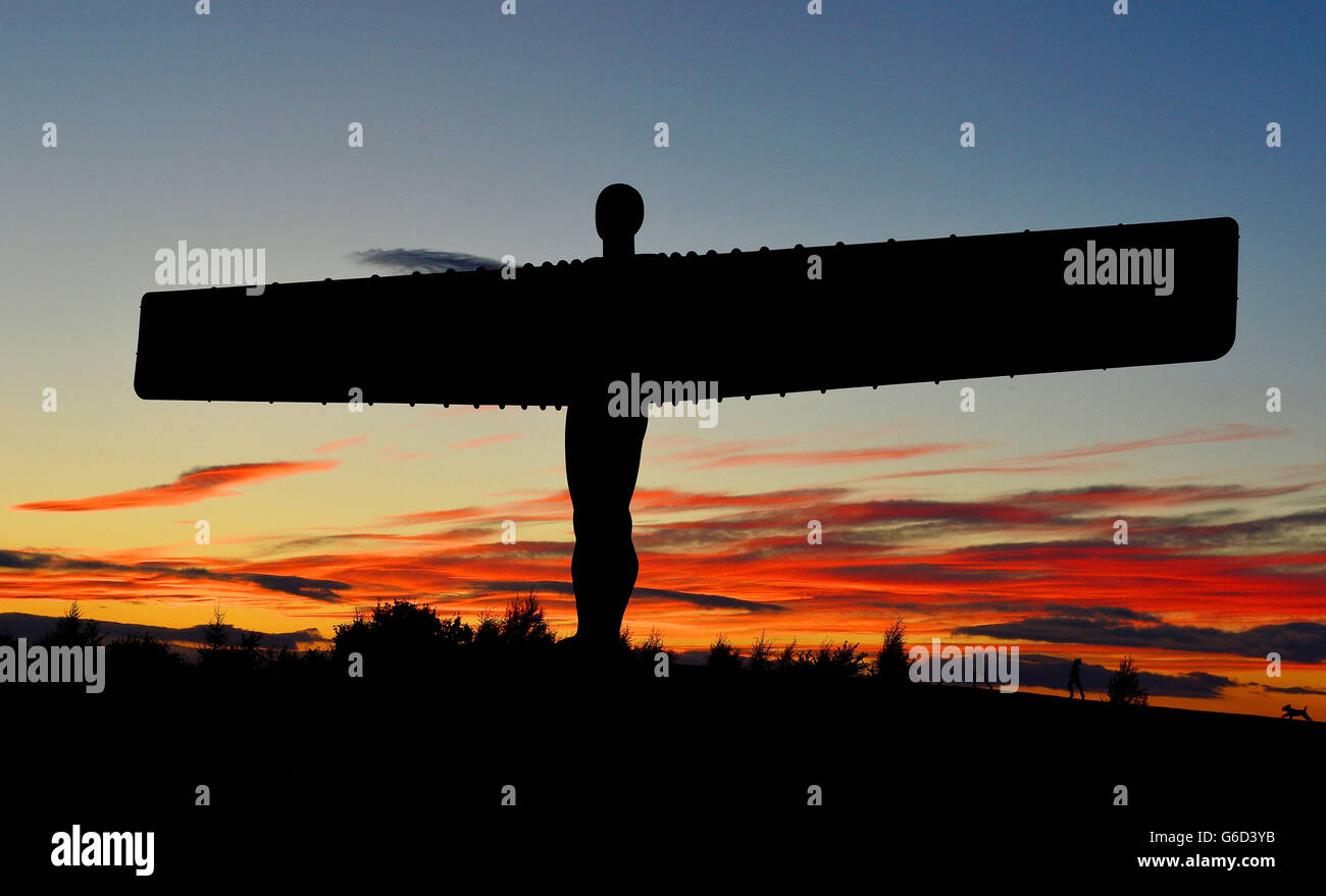 Le soleil se couche sur l'Ange du Nord à Gateshead la nuit dernière, alors que le temps chaud continue. Banque D'Images