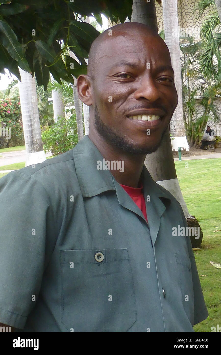 National jamaïcain au travail comme chef jardinier à Holiday Inn Resort...responsable de la conception et de la planification et la plantation ...incroyable Banque D'Images