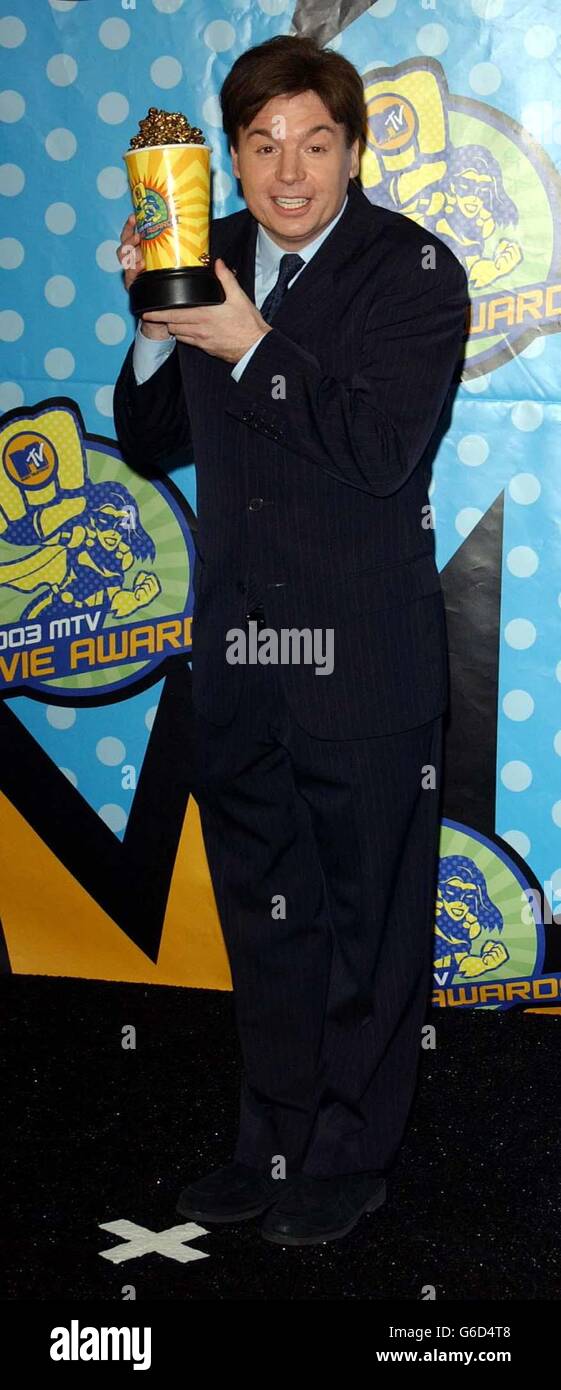Acteur Mike Myers avec le prix de la meilleure performance comedic pour Austin Powers dans Goldmember, pendant les MTV Movie Awards au Shrine Auditorium, Los Angeles. Banque D'Images