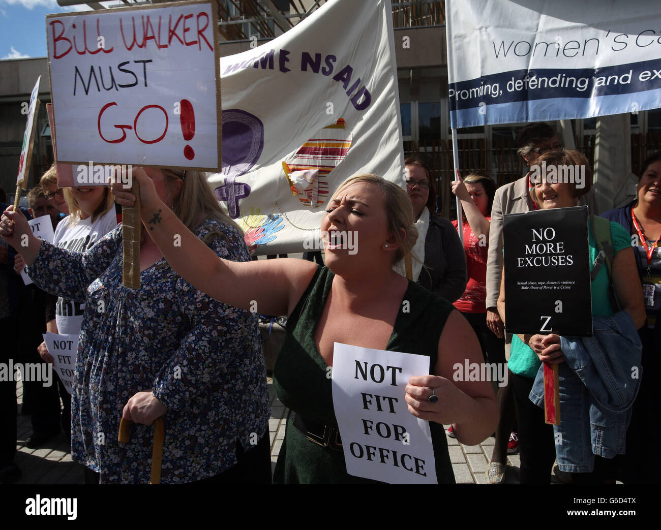 Les femmes de protestation devant le Parlement écossais Banque D'Images