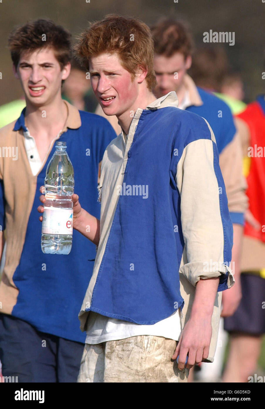 Le prince Harry, le plus jeune fils du prince Harry, tient une bouteille d'eau après avoir concourir au Field Game et au Wall Game contre une équipe d'Old Boys sur College Field à Eton. C'est l'une des séries d'images publiées avant que le Prince termine ses études à Eton. Banque D'Images