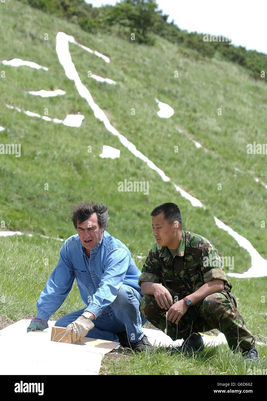 L'artiste de Kent Charles Newington (à gauche) avec un membre du 2e Régiment Royal Gurkha Rifles (à droite). M. Newington a créé le White Horse Millennium Project, à Peene, près de Folkstone, dans le Kent, qui est un cheval sculpté dans une colline. * les dalles de calcaire sont layées pour en faire une caractéristique permanente dans le comté par les membres du 2e Régiment Royal Gurkha Rifles. Banque D'Images