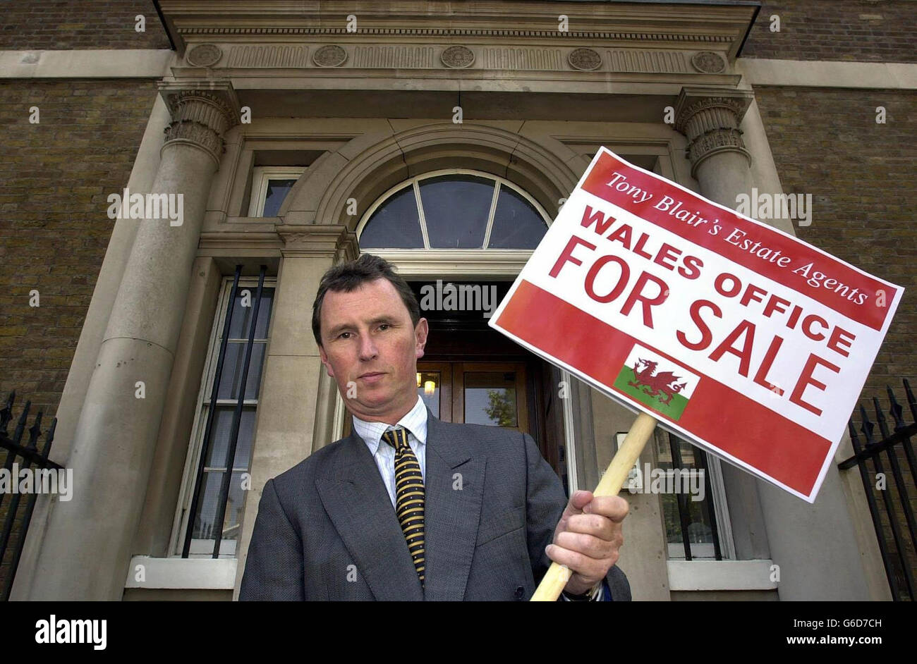 Nigel Evans, Secrétaire fantôme du pays de Galles, proteste avec un écriteau devant le bureau du pays de Galles, dans le Whitehall de Londres. Le député conservateur s'opposait à la décision du premier ministre Tony Blair d'avoir défait du cabinet le poste de secrétaire d'État du pays de Galles. Banque D'Images