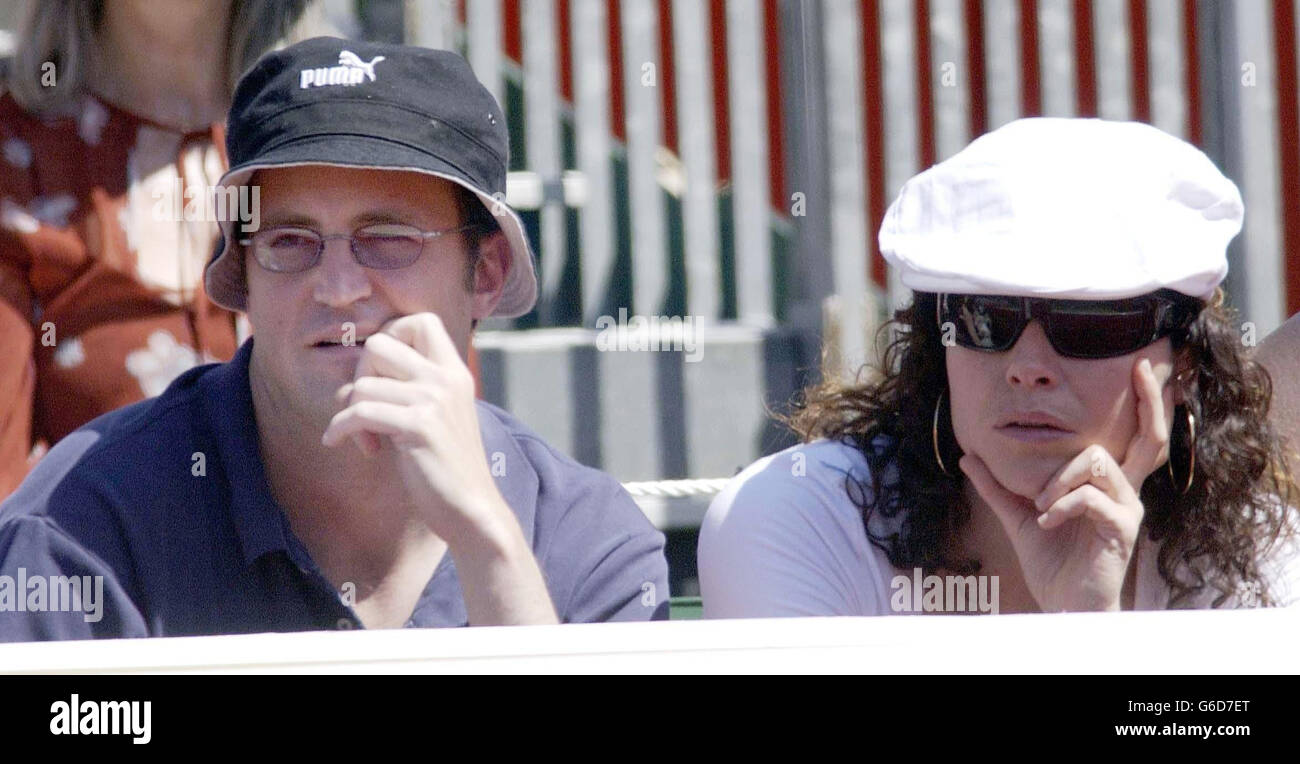 L'acteur Matthew Perry (à gauche) et l'actrice Minnie Driver regardent Sébastien Grosjean en France vaincre Lleyton Hewitt en Australie 6-3, 6-4, aux championnats Stella Artois, Queen's Club, Londres. Banque D'Images