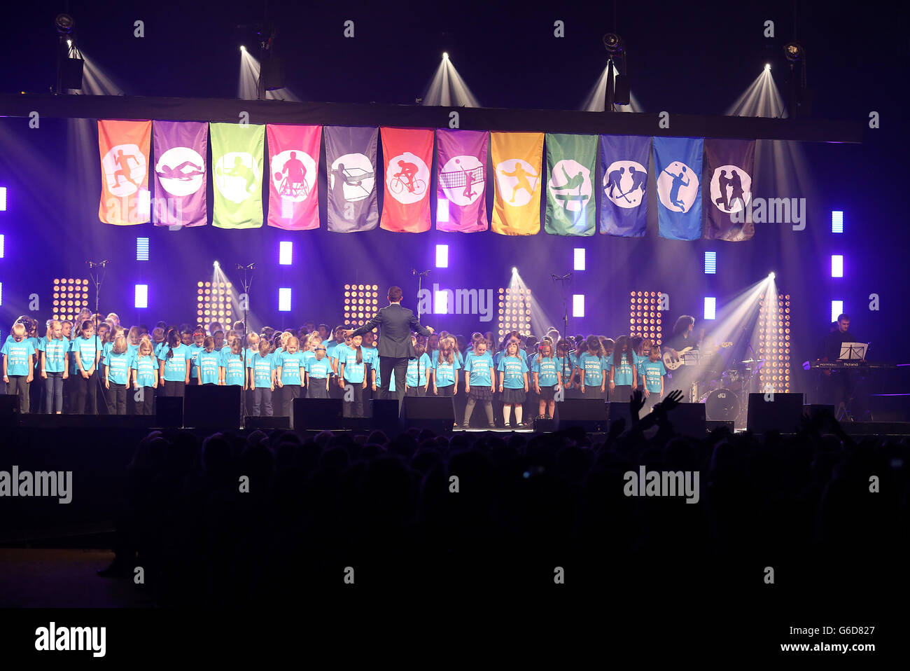 Les drapeaux représentant les sports sont élevés sur scène tandis que les artistes chantent lors de la cérémonie d'ouverture le premier jour des jeux scolaires de Sainsbury's 2013 à l'arène Motorpoint, à Sheffield. APPUYEZ SUR ASSOCIATION photo. Date de la photo : jeudi 12 septembre 2013. Le crédit photo devrait se lire: Chris Radburn/PA Wire Banque D'Images