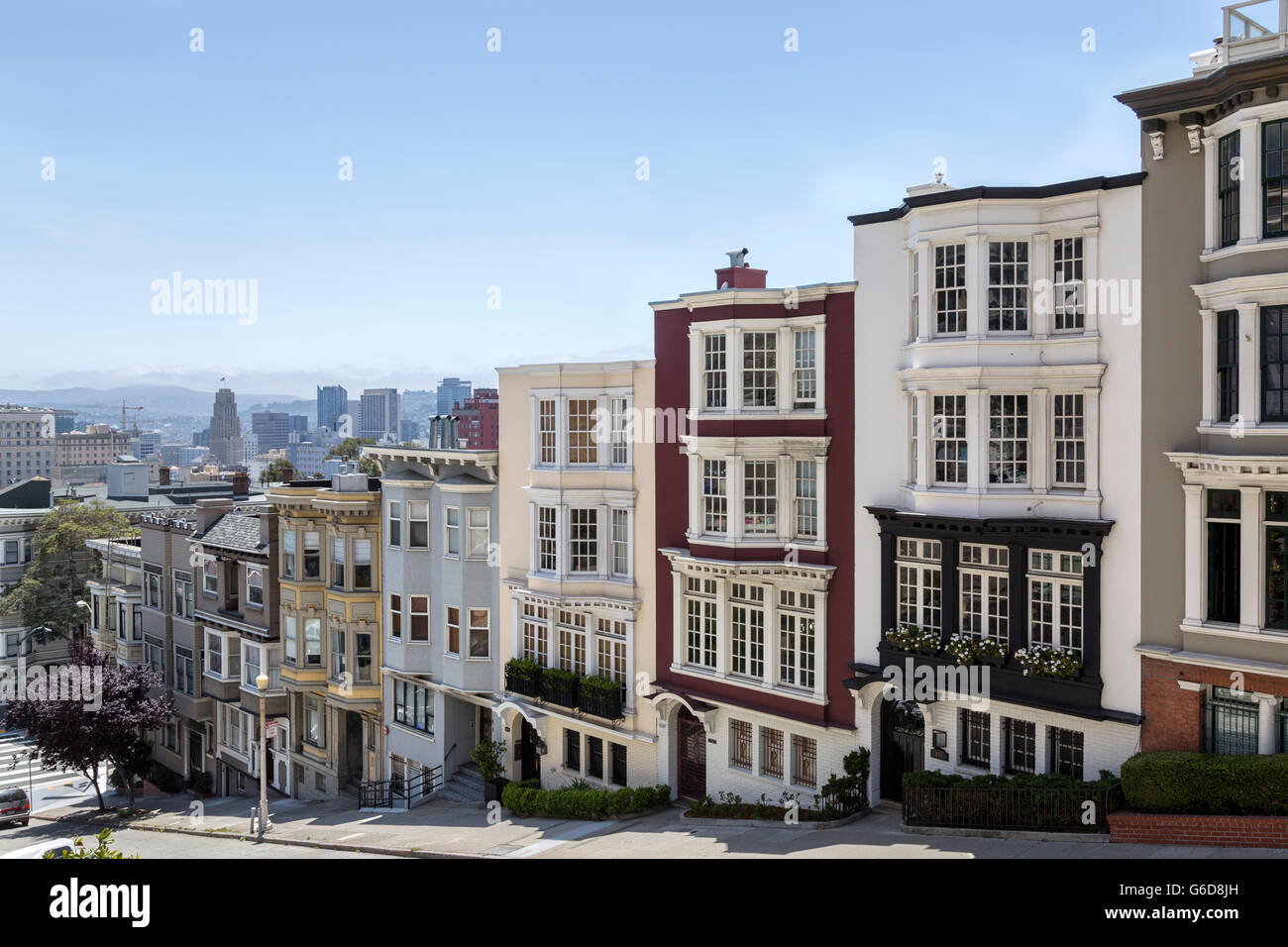 Rangées de maisons typiques sur une colline de San Francisco, Californie. Banque D'Images