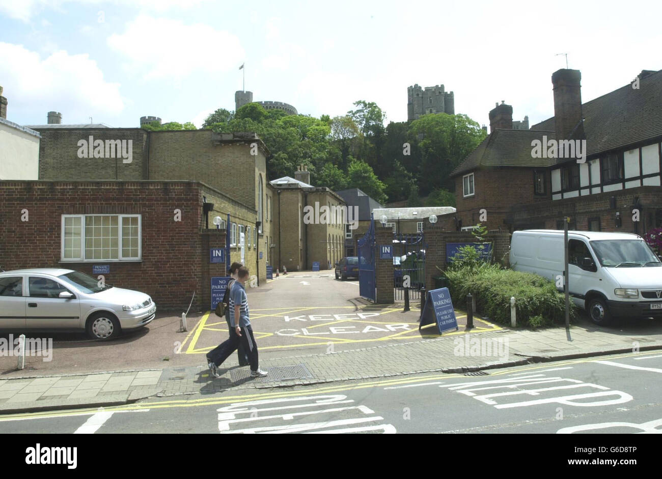 L'entrée de l'école St Georges, à côté du château de Windsor. Le comédien Aaron Barschak, qui a fêté la fête du 21e anniversaire du prince Williams, est censé avoir pénétré dans le château par le terrain de l'école. * la police a dit qu'il a obtenu l'accès au château precincts en mettant à l'échelle un remblai, en montant un arbre, en sautant sur un mur et puis en atteignant une terrasse. Il a ensuite été contesté par un entrepreneur et escorté jusqu'à un point de police, où, après interrogation, il a été admis dans la zone du château où la partie avait lieu. Voir PA Story ROYAL William. Photo PA : Tim Ockenden. Banque D'Images