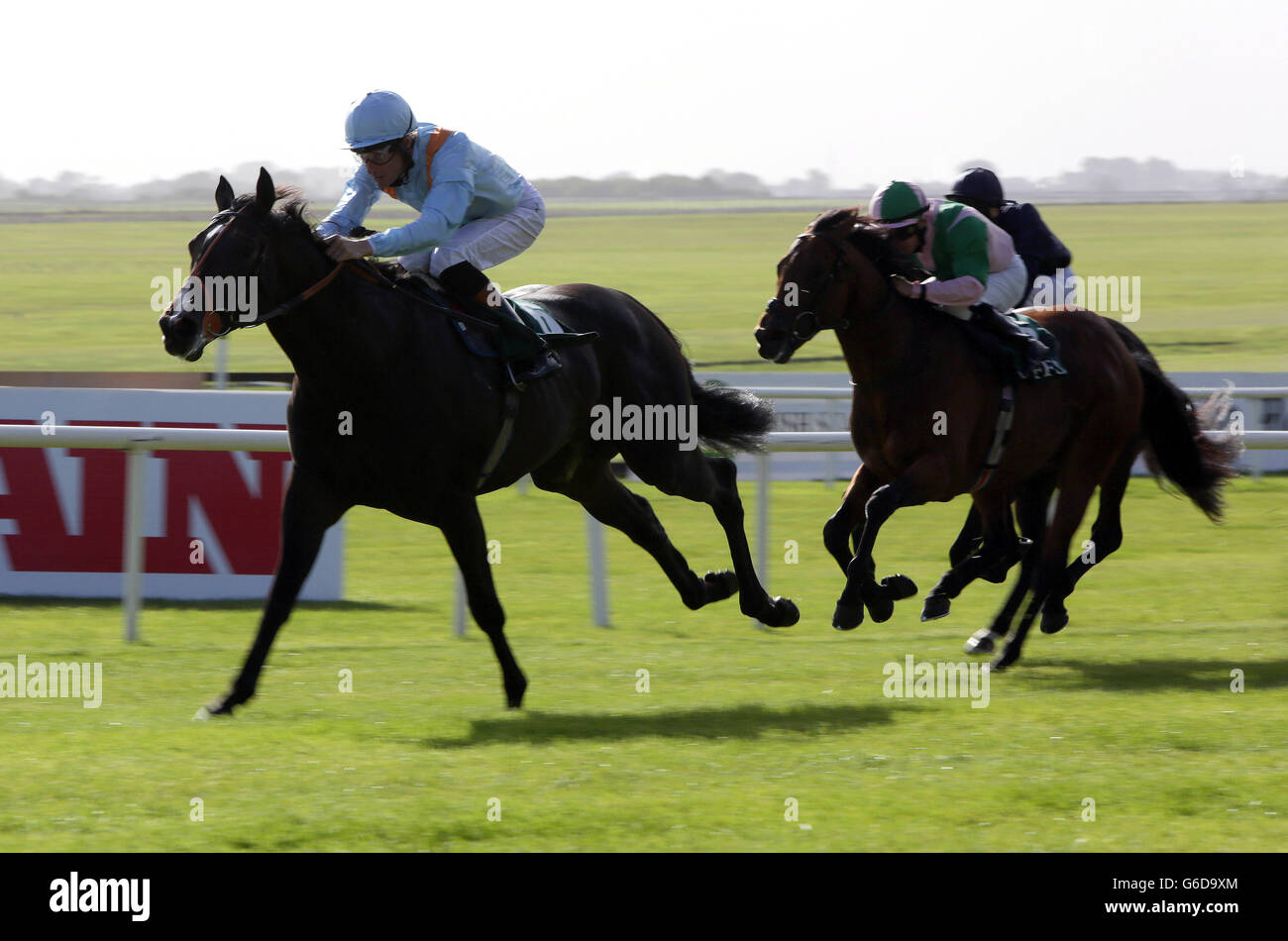 Toormore les courses Richard Hughes criées loin de Sudirman et le jockey Wayne Lordan sur leur chemin pour gagner les enjeux nationaux de Goffs Vincent O'Brien à l'hippodrome de Curragh, comté de Kildare, Irlande. Banque D'Images