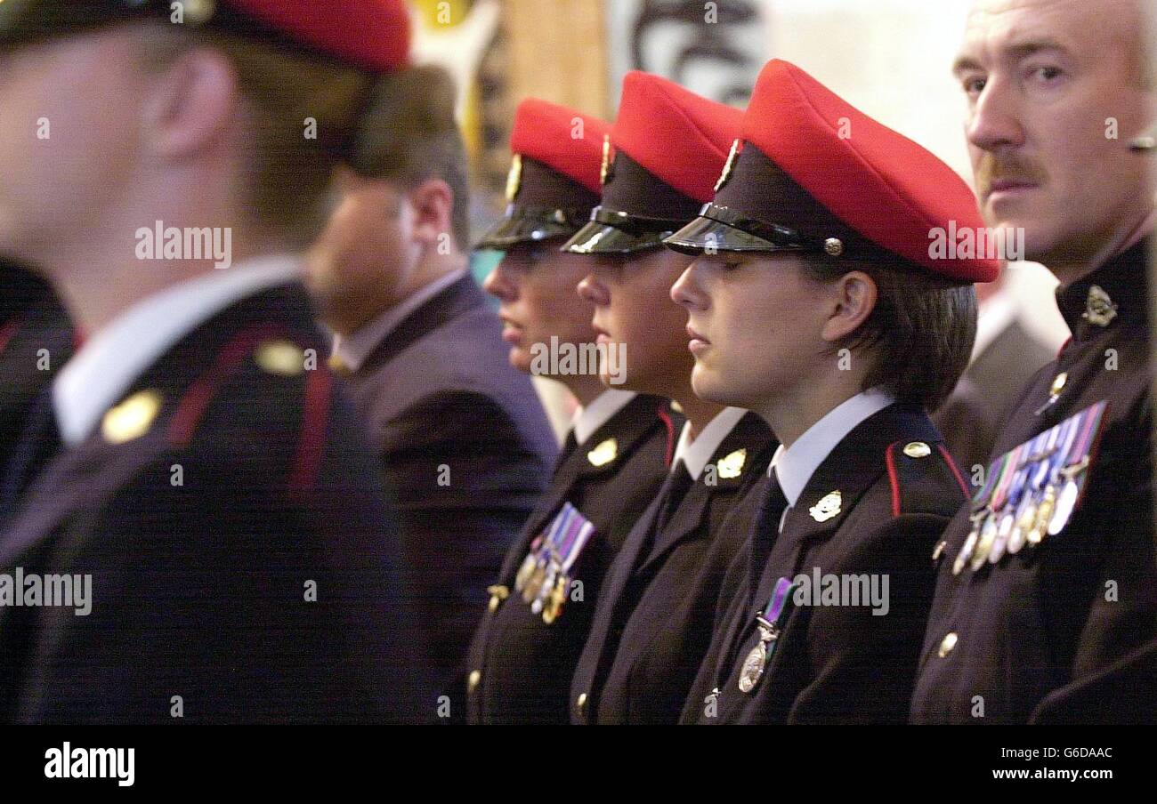 La Gendarmerie royale du Canada pendant le service d'action de grâce et de mémoire à la cathédrale de Chichester, où des prières ont été faites pour les six soldats britanniques tués alors qu'ils défendaient un poste de police en Irak. *... Le service, dirigé par le doyen de Chichester, le très révérend Nicholas Frayling, a été organisé pour marquer le 200e anniversaire de la caserne Roussillon du PGR dans la ville de West Sussex. Banque D'Images