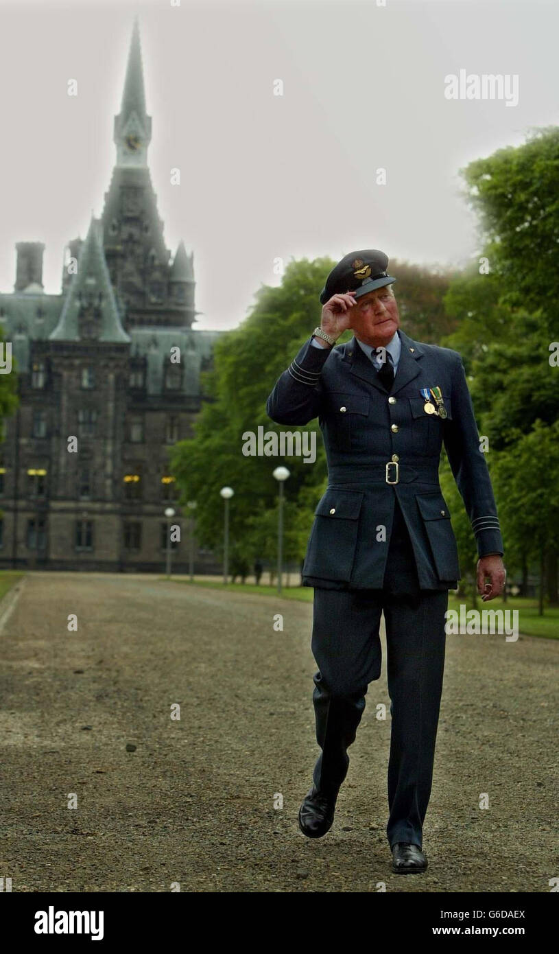 Andrew Murray, commandant de l'escadre bénévole de longue date de la RAF, quitte le terrain du Fettes College après avoir été surpris par un survol officiel pour honorer sa retraite.* le professeur d'histoire de 65 ans du Fettes College a reçu un transfert assez spécial pour marquer sa retraite des deux postes.Lors d'une cérémonie surprise à la prestigieuse école d'Édimbourg, M. Murray, d'Édimbourg, a été appelé à la place où le groupe de tuyaux de l'école a battu la retraite en son honneur.Un survol par une Tornado de RAF Lossiemouth a alors marqué l'occasion.M. Murray a passé les 36 dernières années dans le combiné Banque D'Images