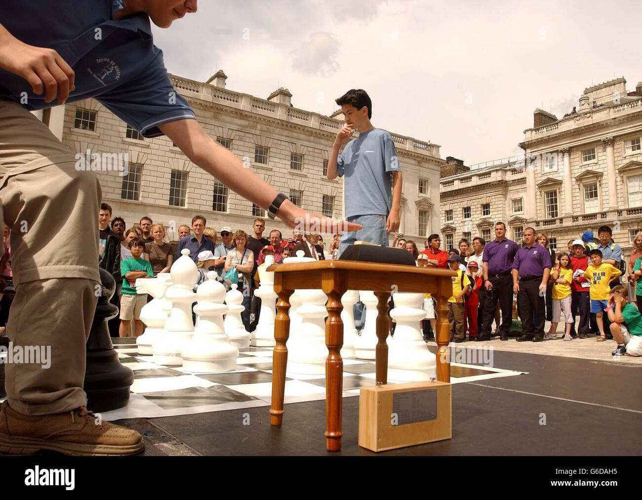 David Howell, 12 ans, d'Eastbourne, dans l'est du Sussex, jouant une partie d'échecs avec Sergueï Karjakin, grand maître d'Ukranian, 13 ans, à Somerset House à Londres. Le jeu a marqué l'ouverture de l'exposition Art of Chess. *... avec 19 jeux d'échecs datant du début du XXe siècle à nos jours à Somerset House. Banque D'Images