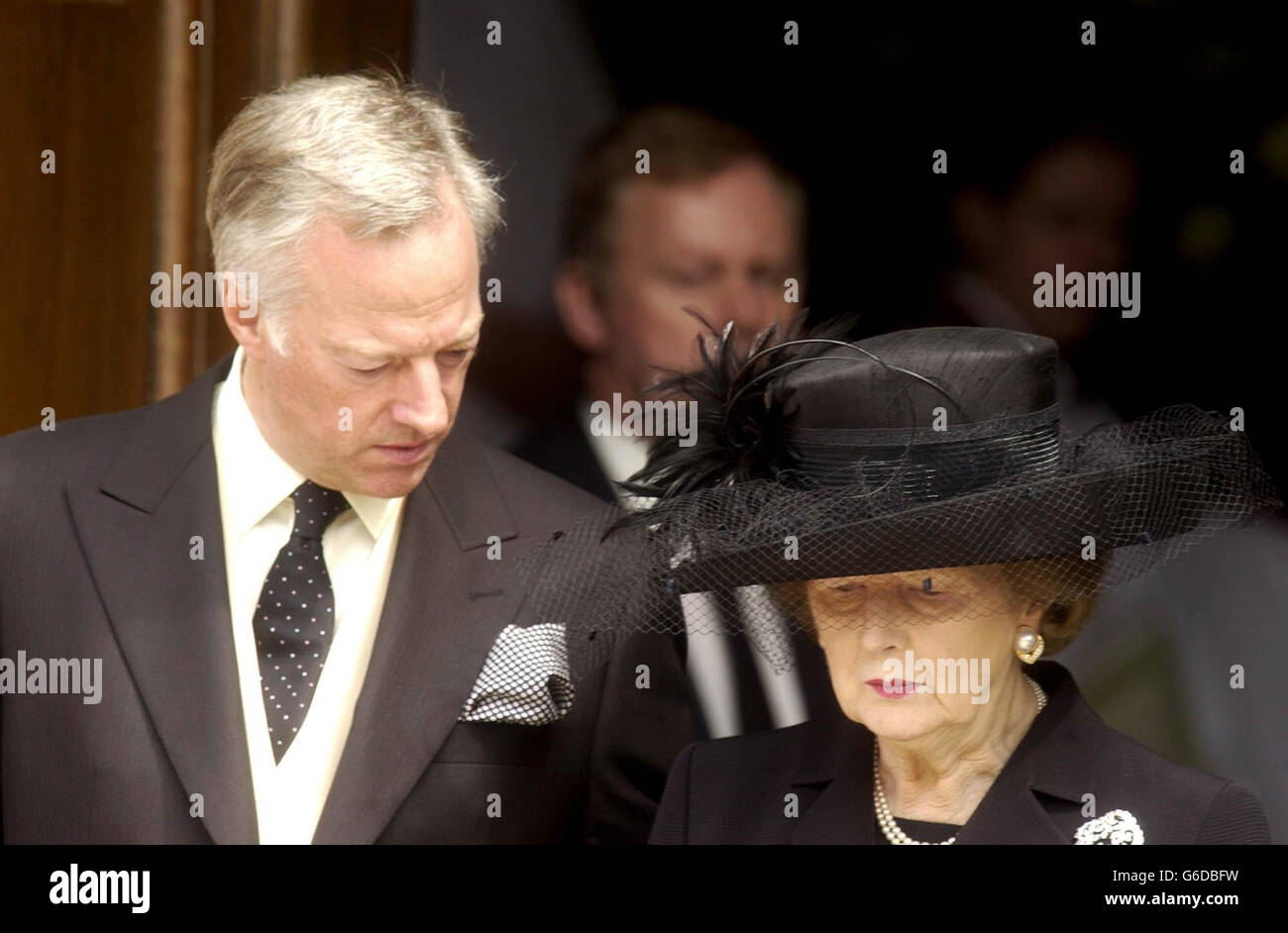 L'ancienne première ministre, la baronne Thatcher, se tient avec son fils Mark, comme le cercueil de son mari Sir Denis Thatcher est transporté de la chapelle de l'hôpital Royal de Chelsea, dans l'ouest de Londres.*...Sir Denis, 88 ans, est décédé à l'hôpital Lister, à Londres, le 26 juin, après une courte maladie.En janvier, il a subi une opération de dérivation cardiaque de six heures dont il semblait se remettre, avant de tomber malade à nouveau à la mi-juin. Banque D'Images