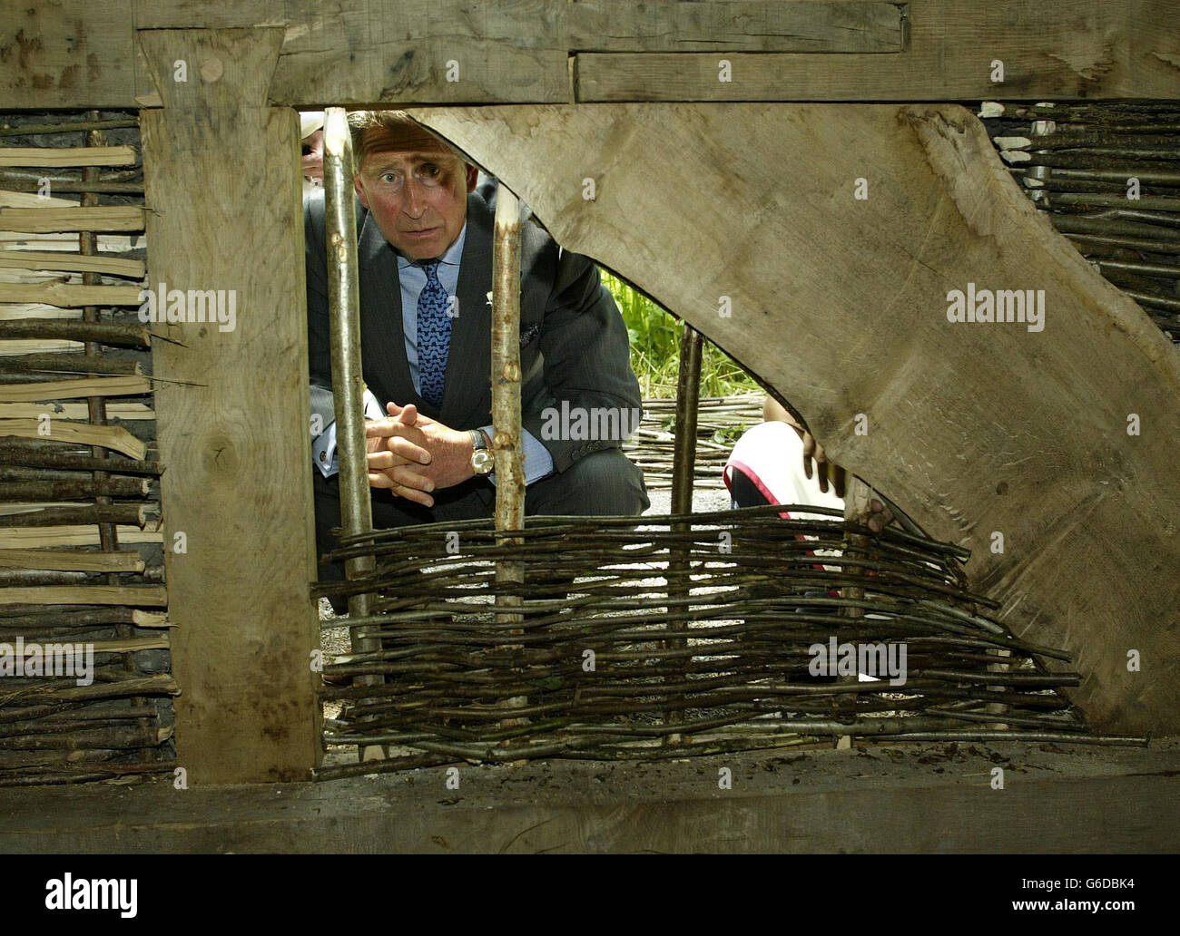 Le Prince de Galles ouvre la maison Tudor à l'école Eagle House à Sandhurst, dans le Berkshire. Charles était en visite à l'école privée pour assister à une foire Tudor pour célébrer l'ouverture d'une réplique maison du XVIe siècle faite avec l'aide des écoliers. Banque D'Images