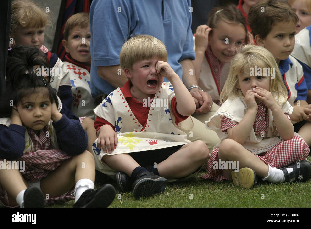 Henry, un élève de trois ans de la pépinière de l'Eagle House School à Sandhurst, Berkshire, crie « Je n'aime pas le prince Charles » comme le prince de Galles donne un discours. * le Prince Charles était en visite à l'école privée pour assister à une foire Tudor pour célébrer l'ouverture d'une réplique maison du XVIe siècle faite avec l'aide des écoliers. Banque D'Images