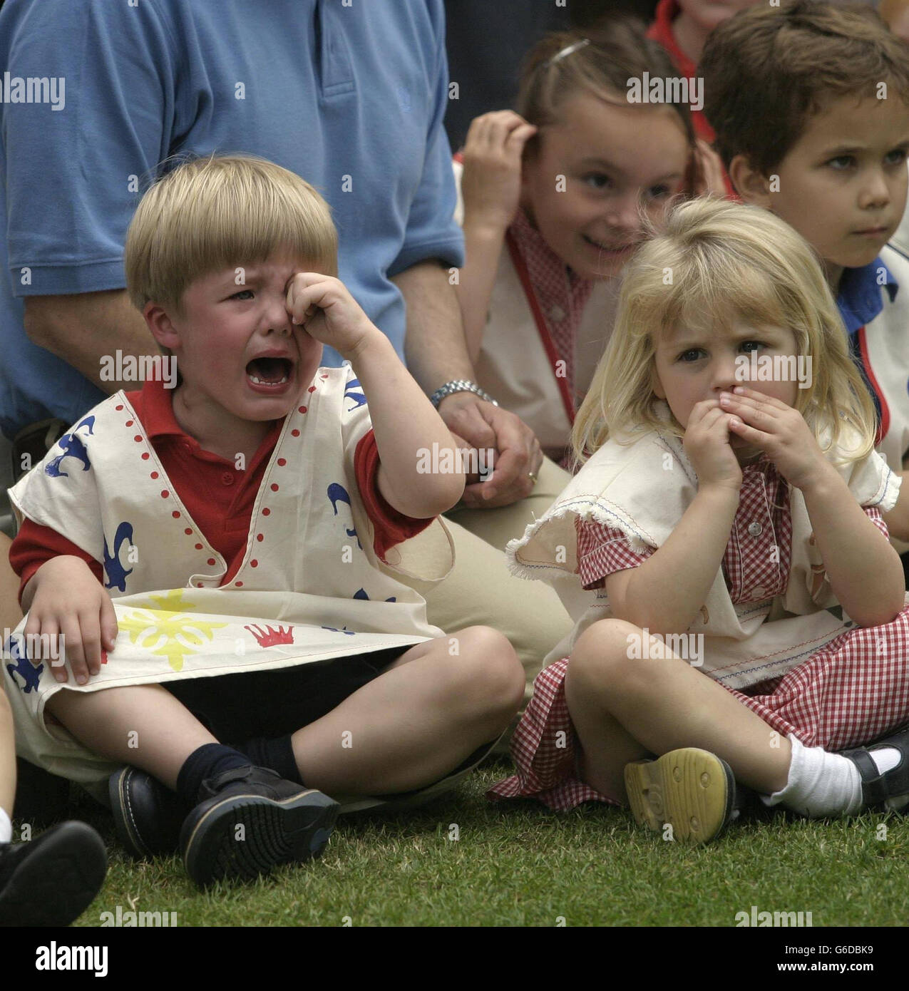 Henry, un élève de trois ans de la pépinière de l'Eagle House School à Sandhurst, Berkshire, crie « Je n'aime pas le prince Charles » comme le prince de Galles donne un discours. * le Prince Charles était en visite à l'école privée pour assister à une foire Tudor pour célébrer l'ouverture d'une réplique maison du XVIe siècle faite avec l'aide des écoliers. Banque D'Images