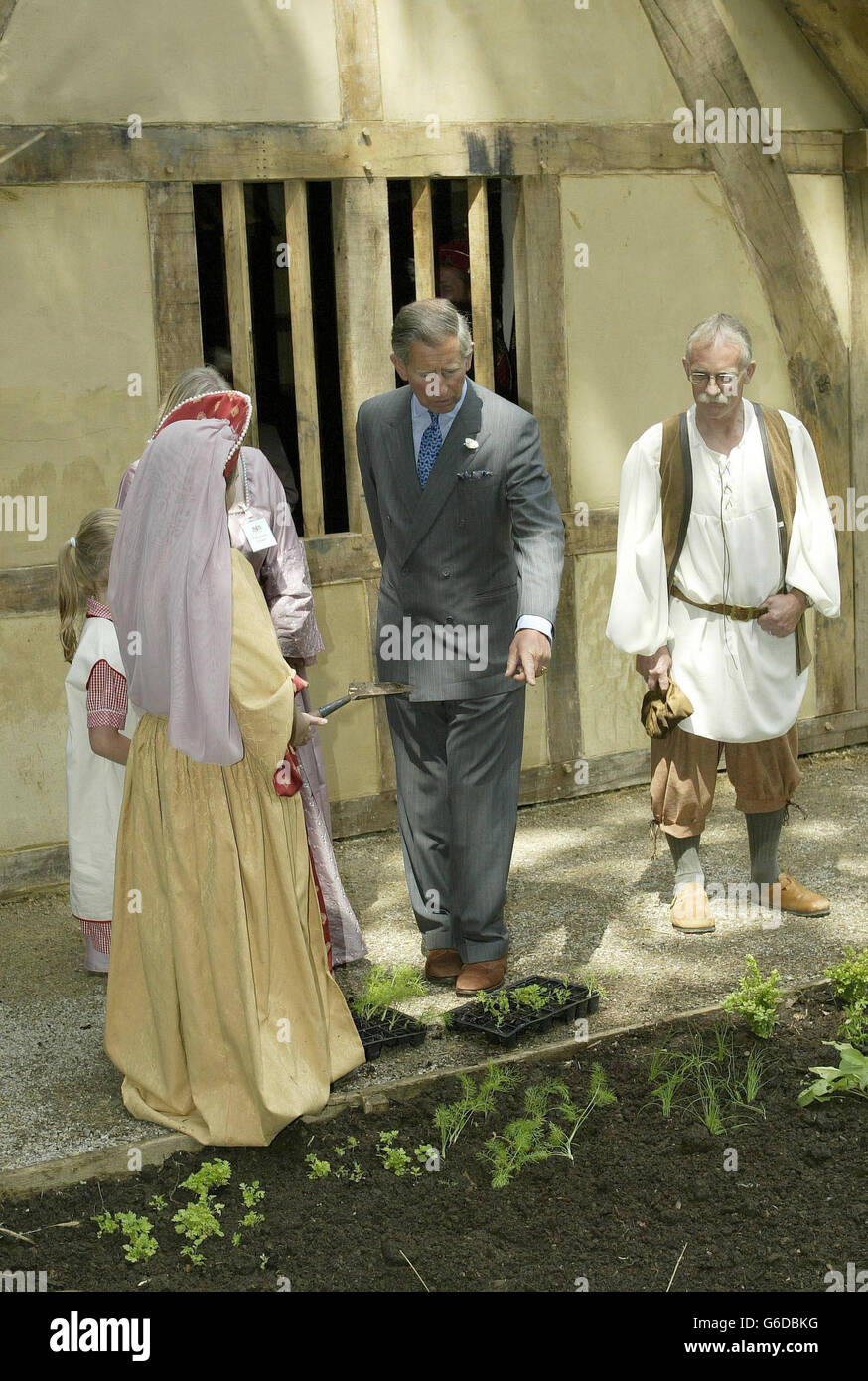 Le Prince de Galles ouvre la maison Tudor à l'école Eagle House à Sandhurst, dans le Berkshire. Charles était en visite à l'école privée pour assister à une foire Tudor pour célébrer l'ouverture d'une réplique maison du XVIe siècle faite avec l'aide des écoliers. Banque D'Images