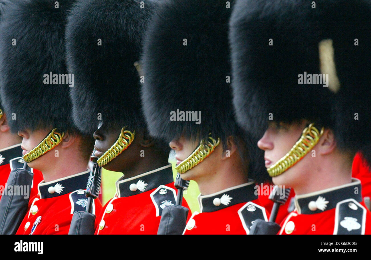 Grenadier gairdmen forment une garde d'honneur pour saluer la Reine à son arrivée dans l'île de Man. Banque D'Images