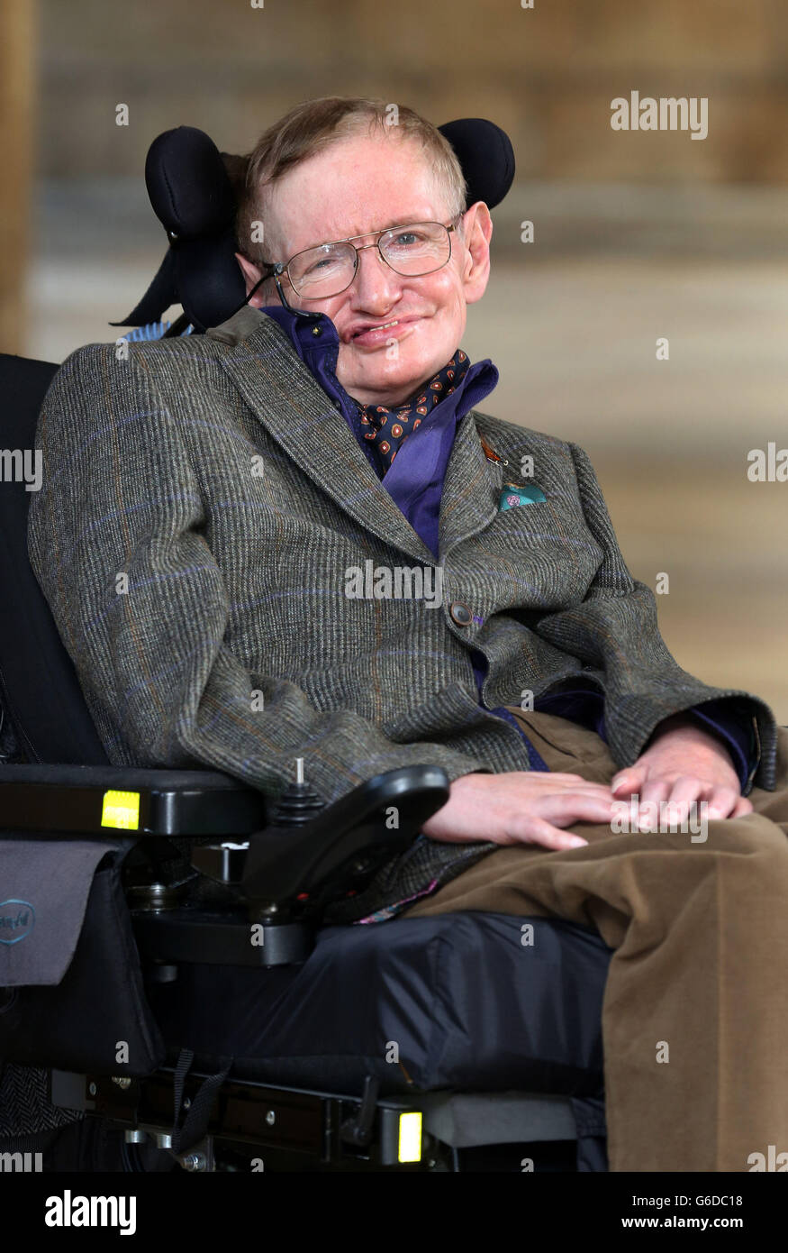 Le professeur Stephen Hawking arrive pour la projection de gala de Hawking la nuit d'ouverture du 33ème Festival du film de Cambridge à la Cambridge Picture House. Banque D'Images