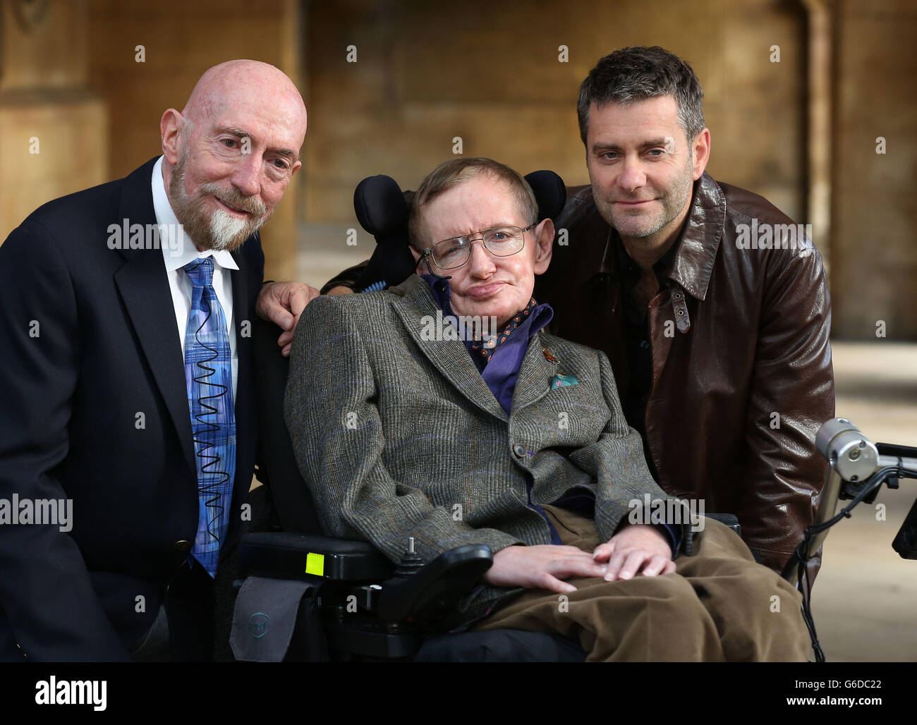 Le professeur Stephen Hawking accompagné du professeur Kip Thorne (à gauche) et du réalisateur Stephen Finnigan (à droite) arrivent pour la projection de gala de Hawking la nuit d'ouverture du 33ème Festival du film de Cambridge à la Cambridge Picture House. Banque D'Images