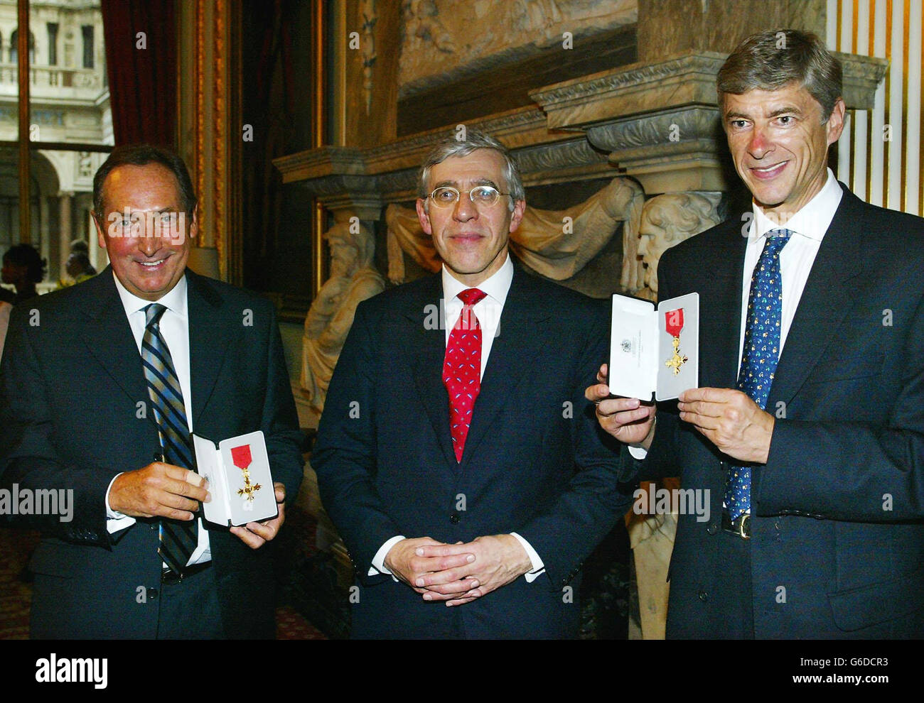 Les entraîneurs de football de premier rang, Gerard Houllier de Liverpool (à gauche) et Arsene Wenger d'Arsenal, avec leurs OBE honoraires présentés par le Secrétaire aux Affaires étrangères Jack Straw (au centre) au Bureau des Affaires étrangères et du Commonwealth à Londres. Banque D'Images