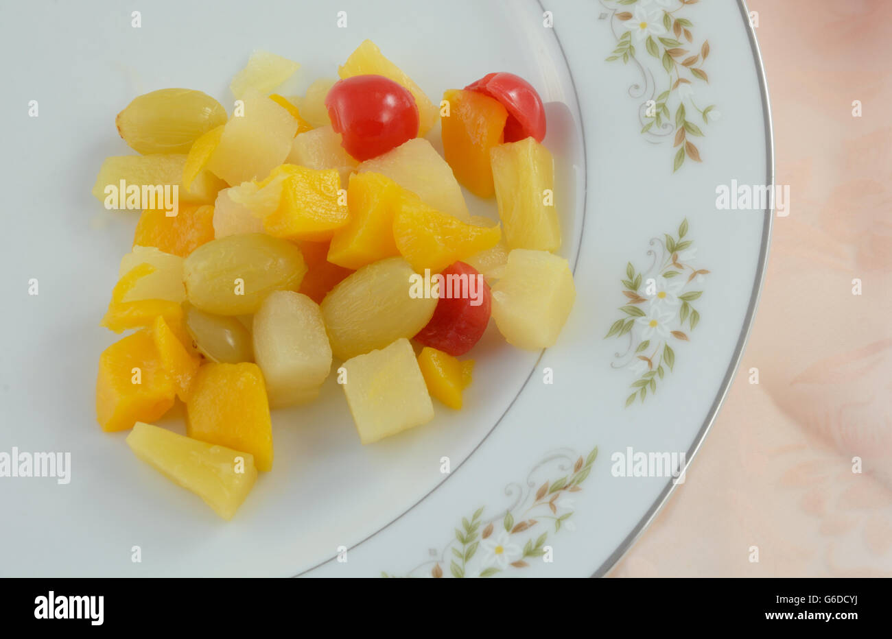 Cocktail de fruits en conserve sur la plaque Banque D'Images