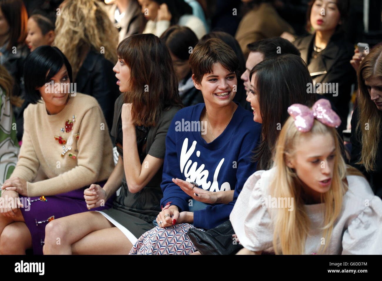 (De gauche à droite) Leigh Lezark, Alexa Chung, Pixie Geldof et Daisy Lowe au premier rang pendant le spectacle du printemps/été 2014 de la Maison des pays-Bas au BFC Showspace, Somerset House, Londres, dans le cadre de la London Fashion week. Banque D'Images