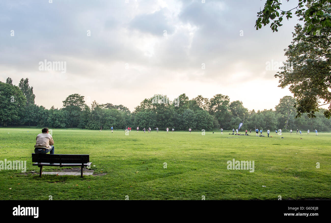 Homme assis sur un banc sur la commune de Wandsworth Londres UK Banque D'Images