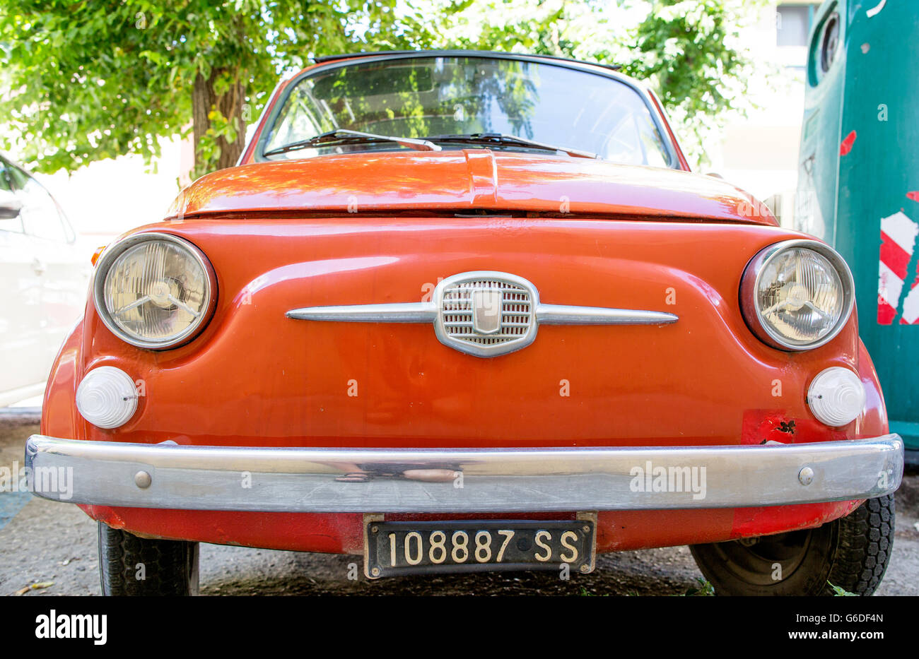 Une Fiat 500 classique sous un arbre Alghero Sardaigne Italie Banque D'Images