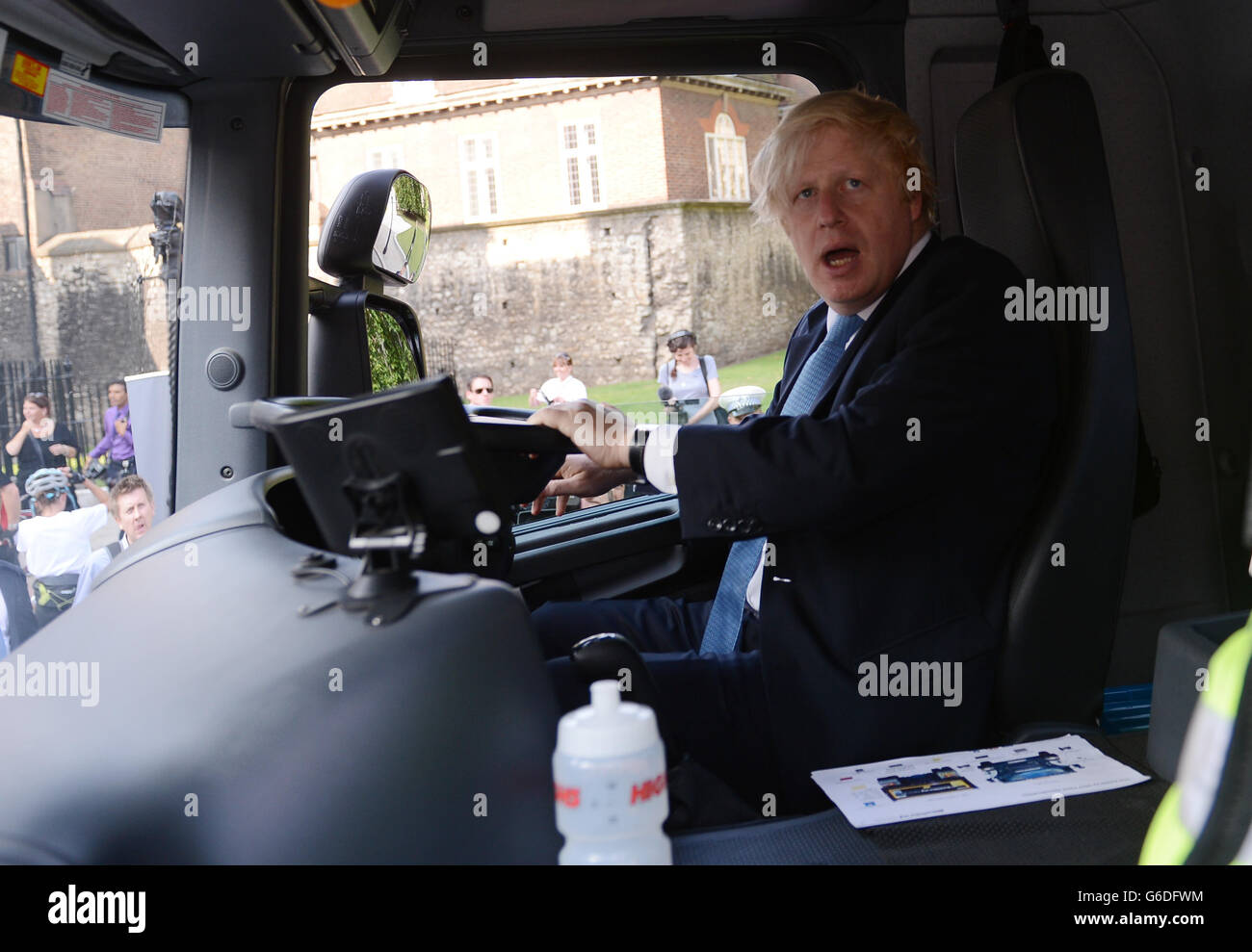 Boris Johnson, maire de Londres, est assis dans le taxi d'un VHG à Westminster, Londres, alors qu'il rencontre des policiers qui manifestent les problèmes autour des pilotes et des cyclistes du VHG dans le cadre d'une initiative conçue pour prévenir davantage de collisions avec les cyclistes. Banque D'Images