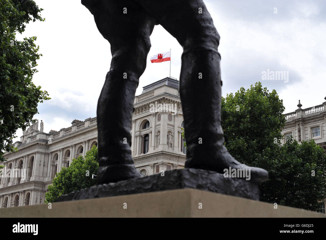 Le drapeau de Gibraltar, vu à travers les branches de Field Marshall, le vicomte Alanbrooke, survole le Foreign Office à Whitehall, Londres, pendant la Journée nationale de Gibraltar, commémorant l'anniversaire du premier référendum sur la citoyenneté britannique du territoire d'outre-mer. Banque D'Images